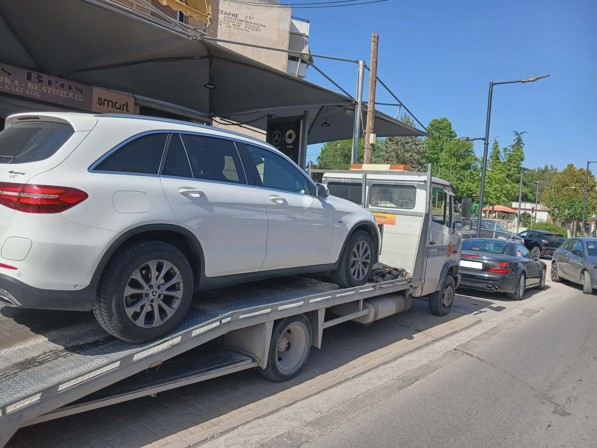 Οδική βοήθεια στην Γλυφάδα - μεταφορά αυτοκινήτου με πλατφόρμα