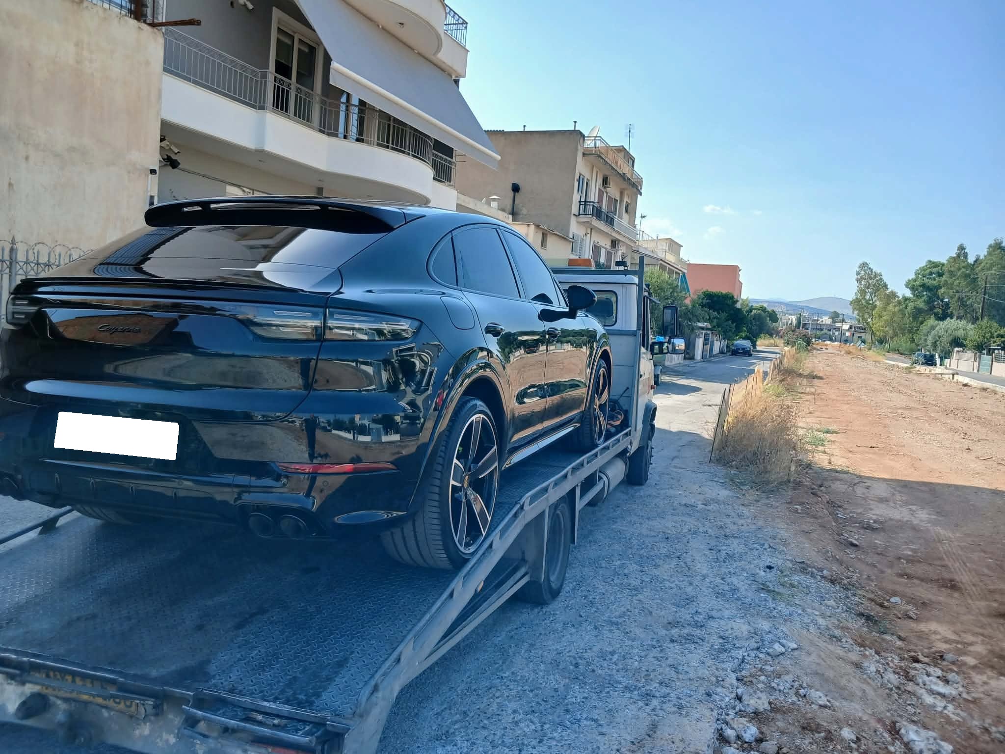Μεταφορά Porsche Cayenne με πλατφόρμα στην Αθήνα από την Οδική Βοήθεια NVA
