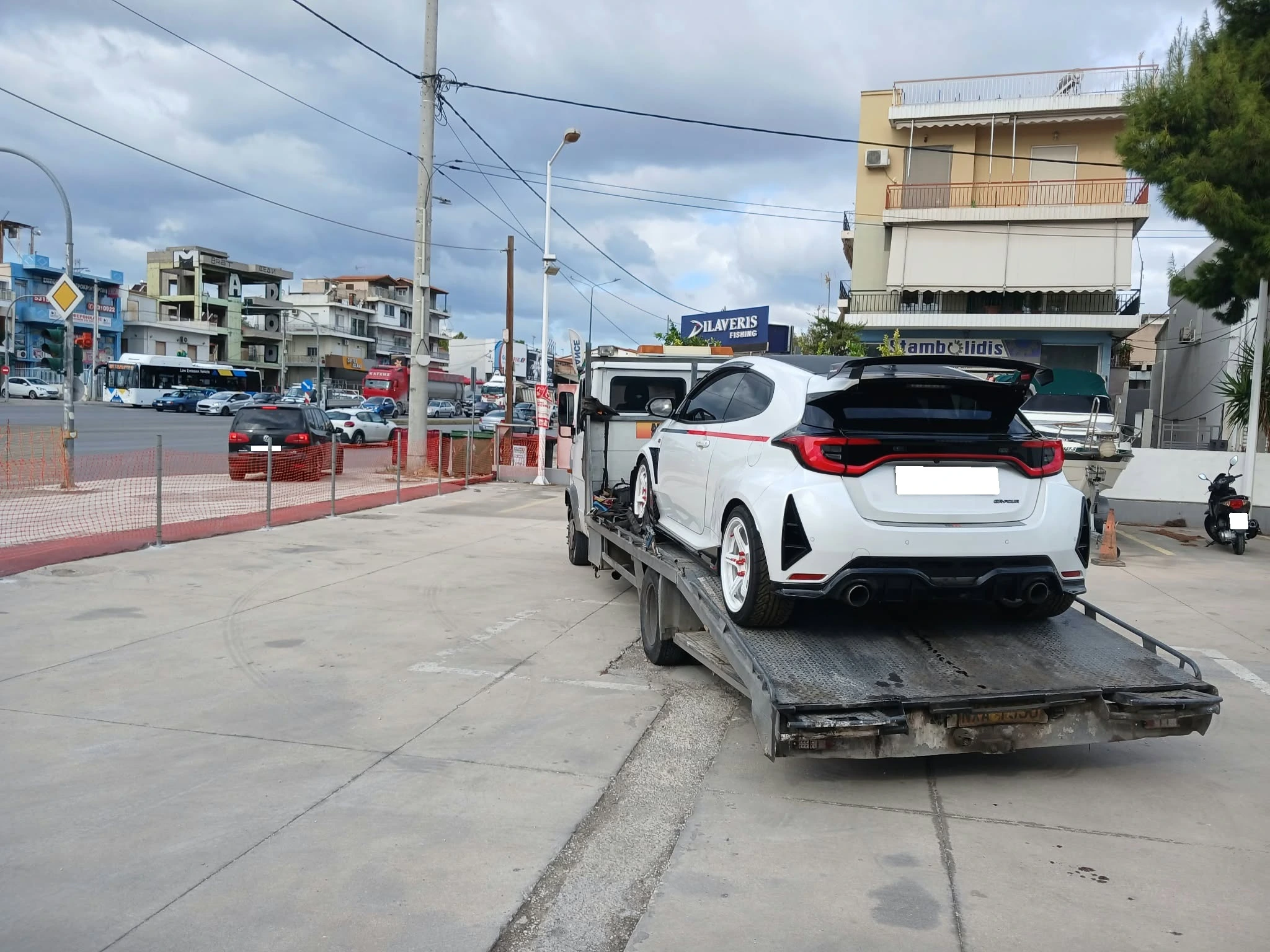 Μεταφορά Toyota με πλατφόρμα στην Αθήνα και την Αττική από την Οδική Βοήθεια NVA