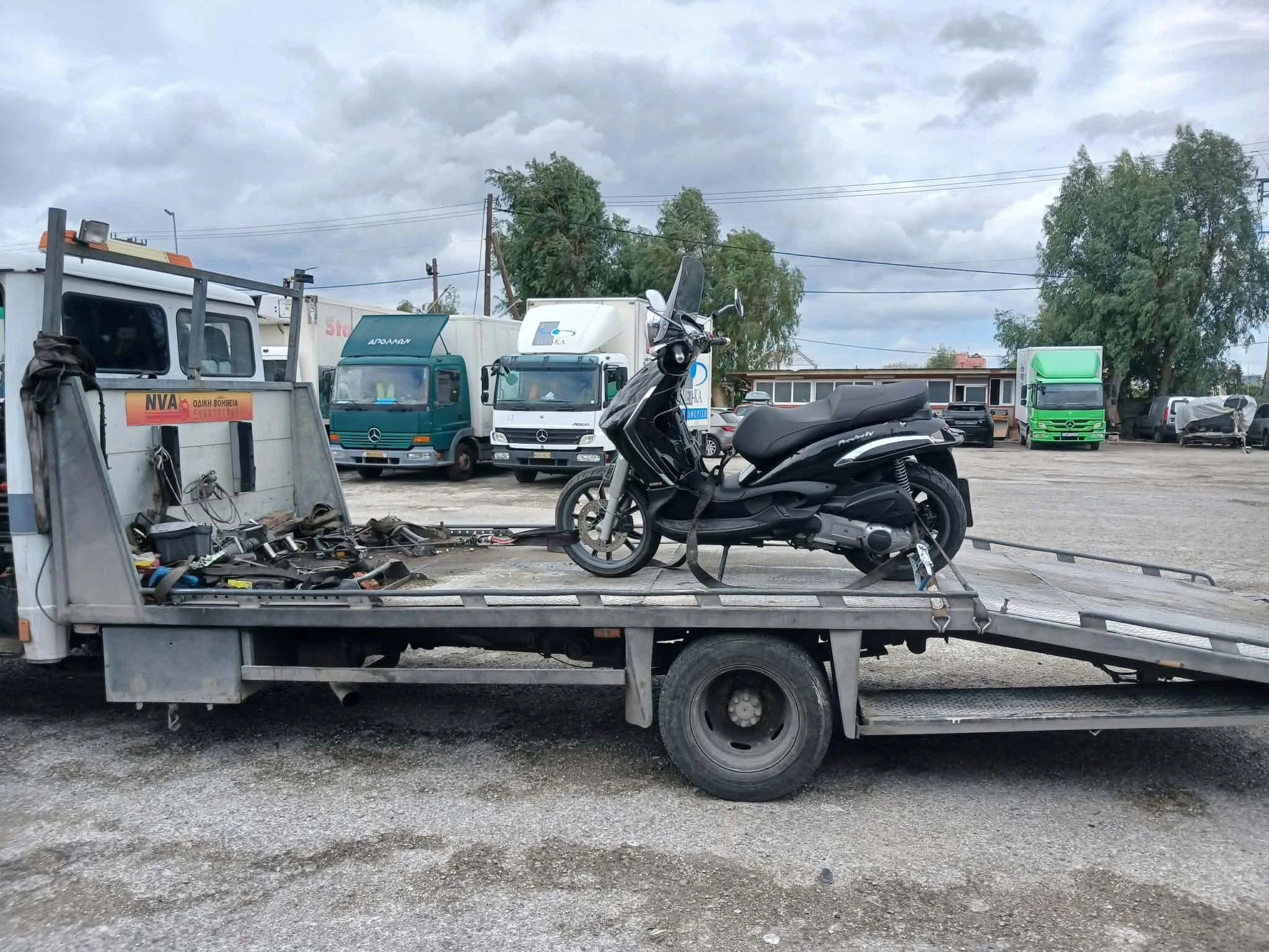 Μεταφορά Piaggio scooter με πλατφόρμα στην Αθήνα από την Οδική Βοήθεια NVA